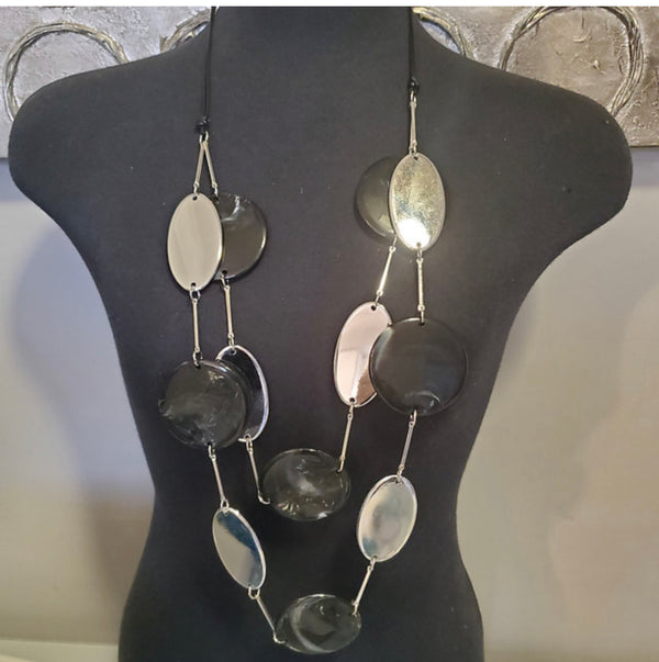 Black and White Oval Necklace By Kenneth Bell